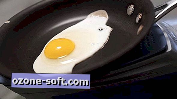 Hoe een ei te braden en je vloeren met een strijkijzer te bevestigen