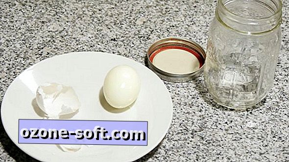 Dajte vačené vajcia triasť pre ľahšie peeling