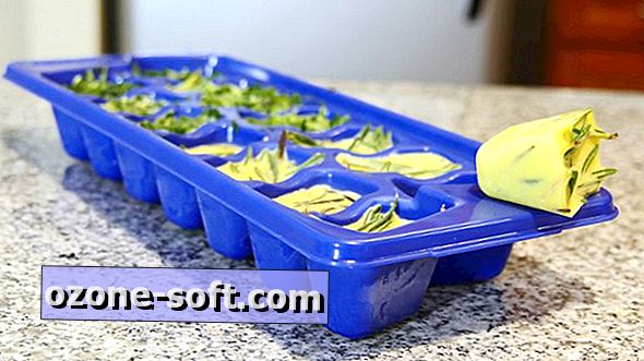 Uložte zvyšné bylinky zmrazením v podnosoch na kocky ľadu