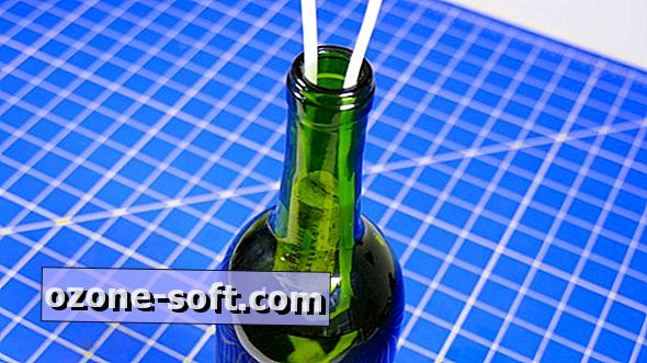 Odstranite pluto iz notranjosti steklenice vina s kabelskimi vezicami